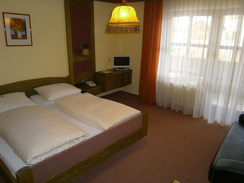 Gasthof Drei Linden Obertrubach Room photo